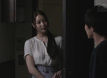 Gái xinh ngày đêm tự sướng kêu gào như điên, hàng xom nhìn thấy sang nhà gõ cửa rồi được địt