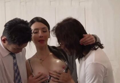 Hai đứa trai hỗ trợ người mẹ bướu ngực để thỏa mãn đam mê