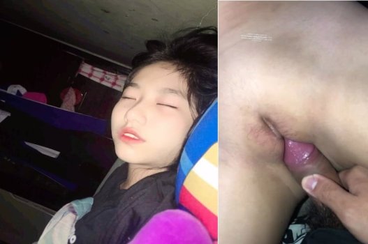 Thủ dâm em bé xinh đẹp khi đang say giấc<trong>