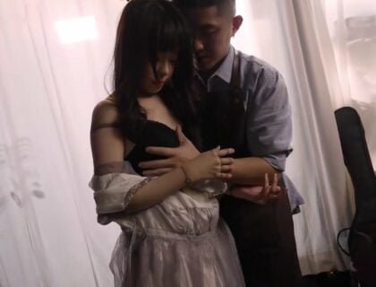 Nghệ sĩ tình dục hết lòng với con búp bê tự chế vào nửa đêm