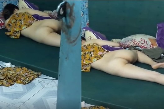 Nhìn trộm lồn em hàng xóm quên khóa cửa